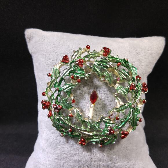 Vintage 1950s Christmas Wreath Enamel Brooch, Red Green Metallic Enamel - Picture 7 of 10